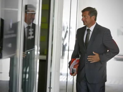 minister za zunanje zadeve Karl Erjavec- Vlada združuje &scaron;tiri organe znotraj kmetijskega ministrstva - na seji je sprejela predlog zakona, s katerim se bodo &scaron;tirje obstoječi organi združili v Upravo za varno hrano, veterinarstvo in varstvo rastlin//FOTO: Bojan Velikonja