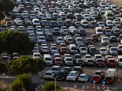 - avtomobili, javno parkiri&scaron;če.- 11.07.2024. - Parkiri&scaron;če Fornače pri Piranu.//FOTO: Bojan Velikonja