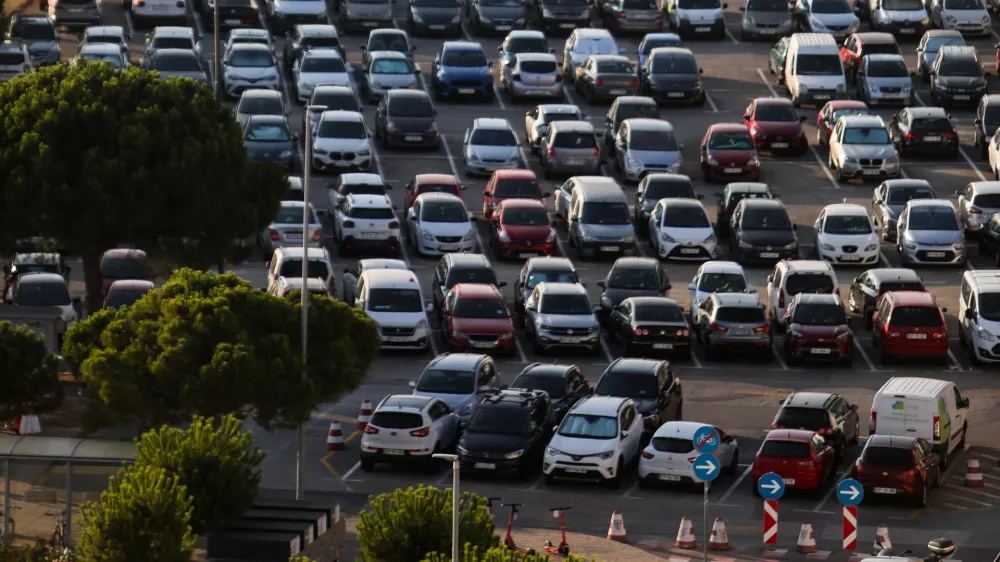 - avtomobili, javno parkiri&scaron;če.- 11.07.2024. - Parkiri&scaron;če Fornače pri Piranu.//FOTO: Bojan Velikonja