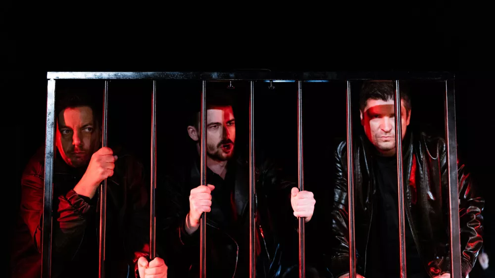 V produkciji Slovenskega komornega glasbenega gledali&scaron;ča (SKGG) so na komornem odru SNG Opera in balet Ljubljana uprizorili kabaretno opero &Scaron;panska vas. Avtorja glasbe sta Nana Forte in Jure Ivanu&scaron;ič, ki je po dramski pesnitvi Govedina legendarno avtorja Milana Jesiha napisal libreto in predstavo tudi režiral. Darja &Scaron;travs Tisu