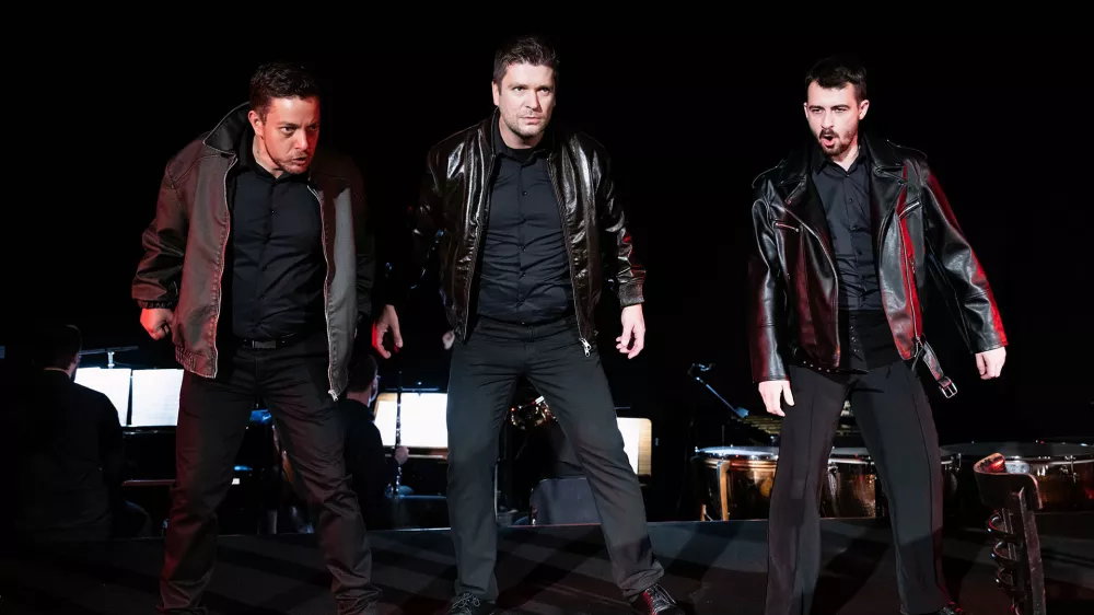 V produkciji Slovenskega komornega glasbenega gledali&scaron;ča (SKGG) so na komornem odru SNG Opera in balet Ljubljana uprizorili kabaretno opero &Scaron;panska vas. Avtorja glasbe sta Nana Forte in Jure Ivanu&scaron;ič, ki je po dramski pesnitvi Govedina legendarno avtorja Milana Jesiha napisal libreto in predstavo tudi režiral. F Darja &Scaron;travs Tisu