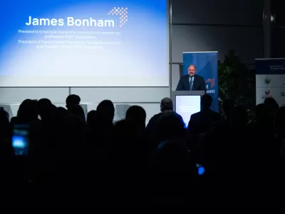 Bonham je v Slovenijo pri&scaron;el s spodbudo, da se čim prej sprejme zakonodaja, ki bo zakonsko uredila področje lastni&scaron;tva zaposlenih, ta je trenutno v usklajevanju.

F Katja Goljat