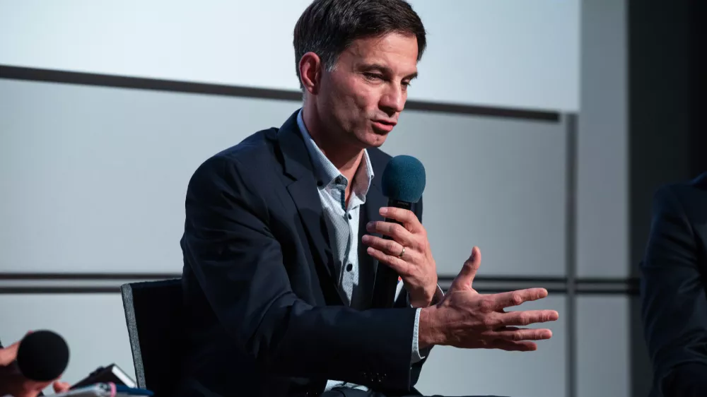 Primož Kokalj, direktor in solastnik tiskarne Etiketa

Imamo že 55 odstotkov lastnikov v pokoju in ti niso enako zavzeti kot zaposleni. Hkrati pa nimamo modela, ki bi vzpostavil notranje lastni&scaron;tvo na dolgi rok, da bi z mladimi zaposlenimi vzdrževali to notranje lastni&scaron;tvo.