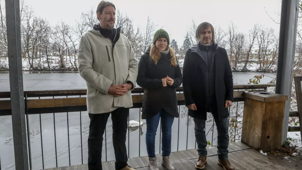 predsednik Evropske zelene stranke Thomas Waitz predsednica Ekologov brez meja Ur&scaron;a Zgojznik in predsednik Eko kroga Uro&scaron; Macerl, 10.12.2021 -  dogodek ob uradni najavi ustanovitve nove zelene stranke, na katerem bosta ime in glavne usmeritve stranke predstavila predsednica Ekologov brez meja Ur&scaron;a Zgojznik in predsednik Eko kroga Uro&scaron; Macerl, predsednik Evropske zelene stranke Thomas Waitz.//FOTO: Luka Cjuha