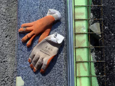 - simbolična fotografija - gradbeni delavci - delo na črno (&scaron;u&scaron;marji) - gradbeni&scaron;tvo - za&scaron;čitne rokavice //FOTO: Bojan Velikonja / Foto: Bojan Velikonja