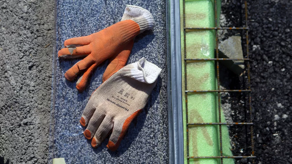 - simbolična fotografija - gradbeni delavci - delo na črno (&scaron;u&scaron;marji) - gradbeni&scaron;tvo - za&scaron;čitne rokavice //FOTO: Bojan Velikonja / Foto: Bojan Velikonja