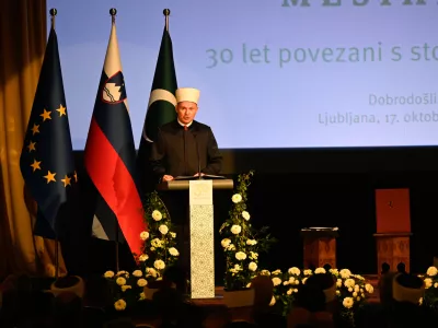 &raquo;Naj se vsem ljudem, ne glede na barvo kože, raso, poreklo ali versko pripadnost, omogoči življenje v miru, varnosti in dostojanstvu,&laquo;&nbsp;je v govoru poudaril mufti Nevzet Porić. Foto: Nik Erik Neubauer