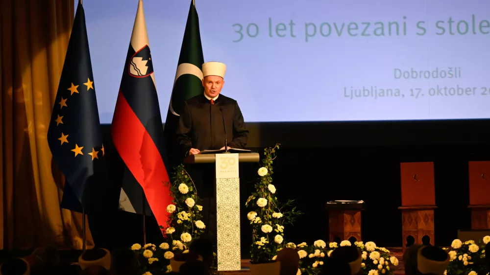 &raquo;Naj se vsem ljudem, ne glede na barvo kože, raso, poreklo ali versko pripadnost, omogoči življenje v miru, varnosti in dostojanstvu,&laquo;&nbsp;je v govoru poudaril mufti Nevzet Porić. Foto: Nik Erik Neubauer