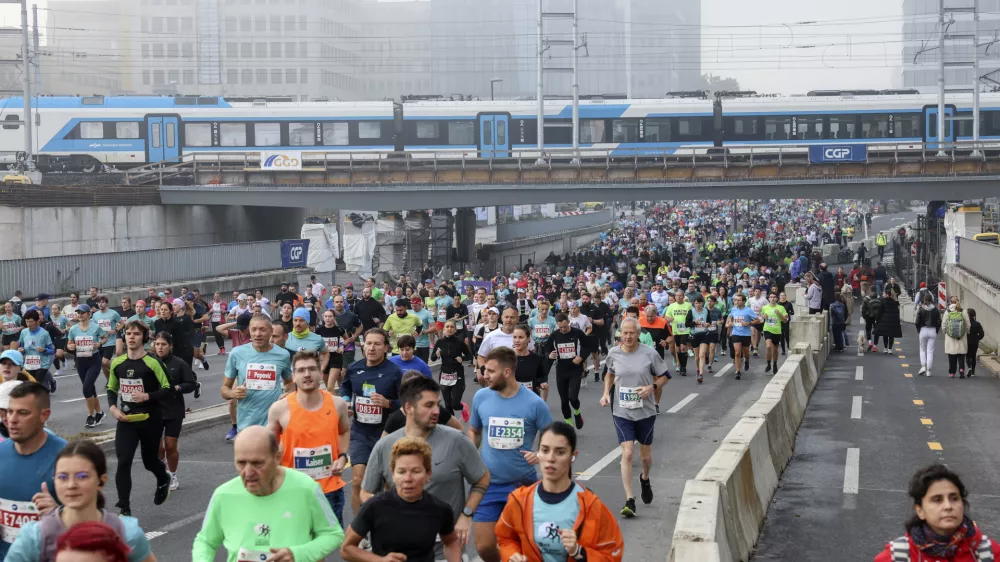 Vsaka izvedba teka&scaron;ke prireditve zahteva zaradi varnosti tekačev neizogibne zapore določenih odsekov cest za določen čas &ndash; tudi ljubljanski maraton. Foto: Jaka Gasar