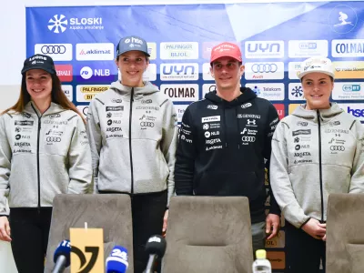 Andreja SlokarAna BucikŽan KranjecNeja Dvornik21.10. 2024 Novinarska konference Smučarske zveze Slovenije pred začetkom sezone svetovnega pokala v S&ouml;ldnuFOTO: Nik Erik Neubauer