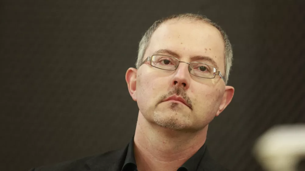 filozof Lenart &Scaron;kof,- 27.1.2014 - posvet na temo Vloga umetnosti v spravnem procesu: Spomenik žrtvam vseh vojn v organizaciji Socialne akademije v sodelovanju z Zbornico za arhitekturo in prostor Slovenije,    //FOTO: Luka Cjuha..