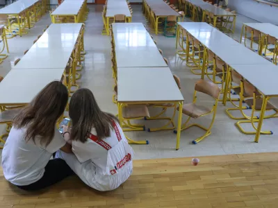 - simbolična fotografija - prazna &scaron;olska jedilnica - &scaron;olstvo - pametni tefon - wireless - brezžično omrežje - brskanje po družbenih omrežjih -  - - - 23.11.2018 &ndash; Osnovna &scaron;ola O&Scaron; Nove Fužine v Ljubljani - humanitarna akcija sekcije slikopleskarjev pri Obrtni zbornici Slovenije (OZS), v okviru katere so prepleskati okoli 5000 kvadratnih metrov povr&scaron;in v pritličju in v 1. nadstropju &scaron;ole.  //FOTO: Jaka Gasar