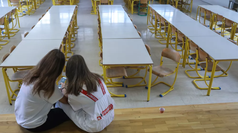 - simbolična fotografija - prazna &scaron;olska jedilnica - &scaron;olstvo - pametni tefon - wireless - brezžično omrežje - brskanje po družbenih omrežjih -  - - - 23.11.2018 &ndash; Osnovna &scaron;ola O&Scaron; Nove Fužine v Ljubljani - humanitarna akcija sekcije slikopleskarjev pri Obrtni zbornici Slovenije (OZS), v okviru katere so prepleskati okoli 5000 kvadratnih metrov povr&scaron;in v pritličju in v 1. nadstropju &scaron;ole.  //FOTO: Jaka Gasar