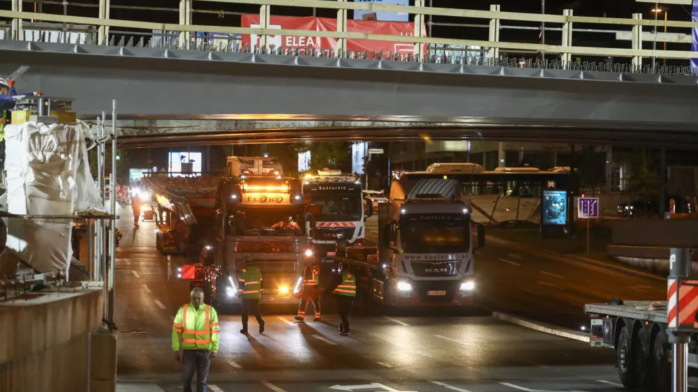 20.04.2024 - železni&scaron;ki nadvoz Dunajska cesta - Dvigovanje in montiranje konstrukcijeFOTO: Luka Cjuha