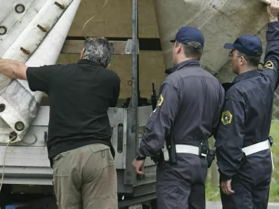 - nadzor nad prometom tovornih vozil, ki ga opravlja Specializirana enota za nadzor prometa v Upravi uniformirane policije GPU, počivaliče Lukovica v smeri proti Trojanam/// Foto: Matej Pov&scaron;eOPOMBA: SAMO ZA OBJAVO V ČASOPISU DNEVNIK