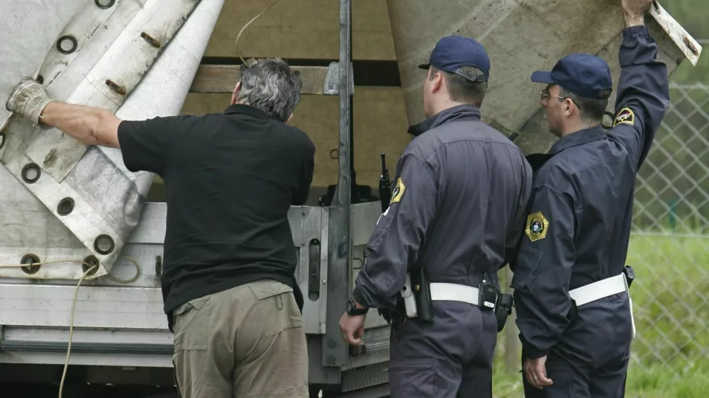 - nadzor nad prometom tovornih vozil, ki ga opravlja Specializirana enota za nadzor prometa v Upravi uniformirane policije GPU, počivaliče Lukovica v smeri proti Trojanam/// Foto: Matej Pov&scaron;eOPOMBA: SAMO ZA OBJAVO V ČASOPISU DNEVNIK