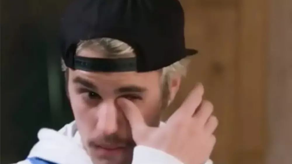 Justin Bieber je v videoposnetku, ki se je pojavil po aretaciji Seana 'Diddyja' Combsa zaradi spolnih zločinov, dejal, da želi Billie Eilish 'za&scaron;čititi' pred glasbeno industrijo. Foto: Apple Music/zajem zaslona