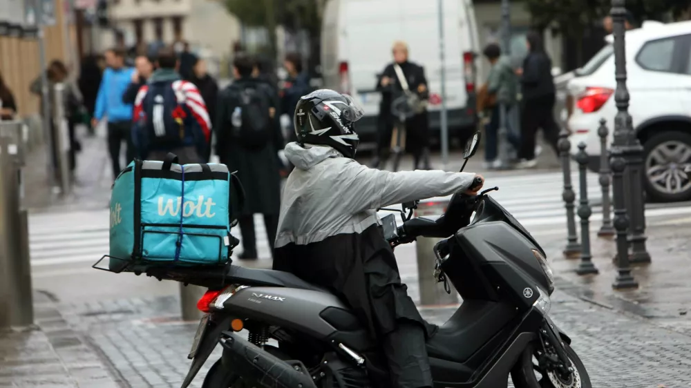 Tako kot v sosednji Hrva&scaron;ki tudi pri nas vse več tujih delavcev dela v dostavi hrane. F Tomaž Skale