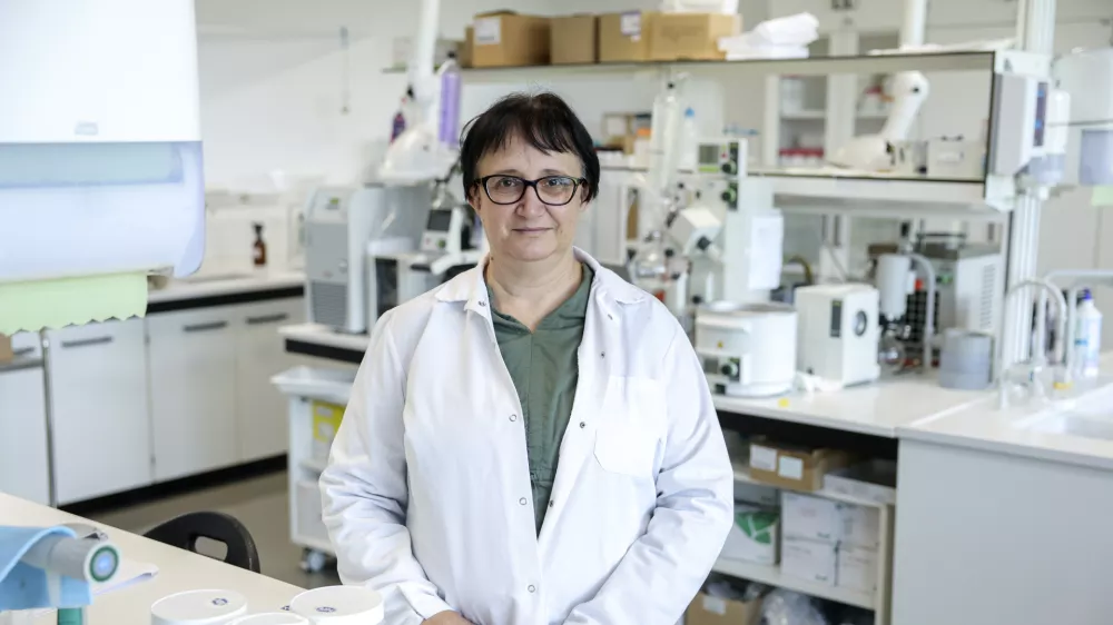 - 17.10.2024 - Erika Be&scaron;ter - strokovnjakinja za oljčna olja in ostala olja. - Laboratorij In&scaron;tituta za oljkarstvo v Izoli //FOTO: Jaka Gasar