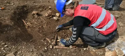 Čiščenje skeletnega groba. Raziskali so 139 grobov, od tega 119 žganih in 20 skeletnih s 24 skeleti, saj je bilo v nekaterih grobnih jamah pokopanih več oseb. Foto: Matija Lukić