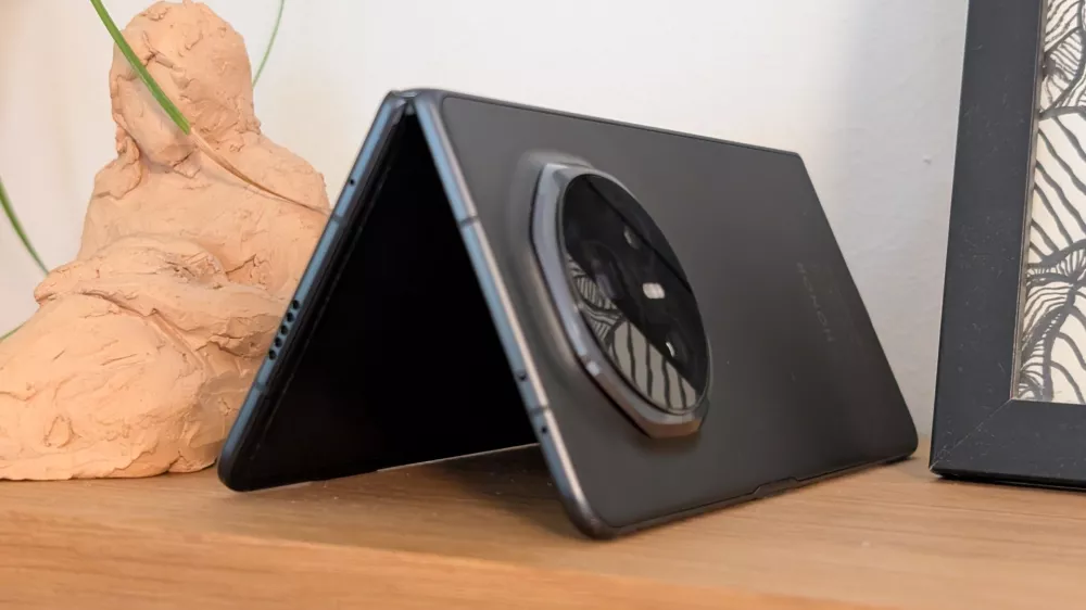 Honorjev magic v3 je najtanj&scaron;i pregibni telefon doslej z debelino vsega 4,4 milimetra, ko je razprt. 