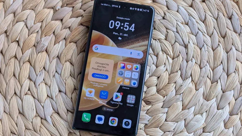 Razmerje stranic zunanjega zaslona na magic v3 pomeni, da je izku&scaron;nja praktično identična mobilniku običajnih dimenzij.