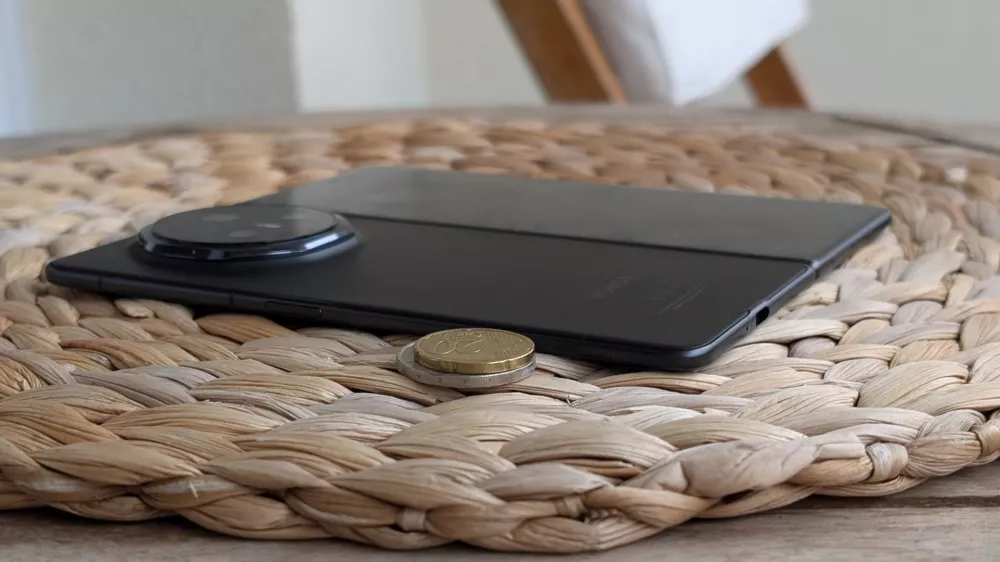 Razprt magic v3 je tako tanek kot kovanca za evro in deset centov skupaj.