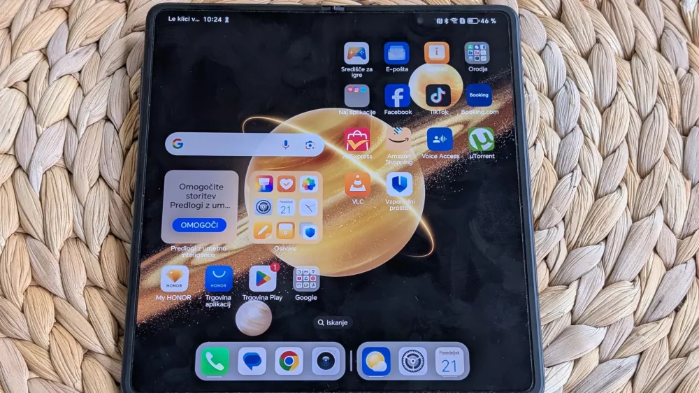 Pregibni notranji zaslon ponuja zelo dobro izku&scaron;njo za gledanje vsebin. Moti le izrez za kamero, ki bi moral biti v desnem zgornjem kotu.