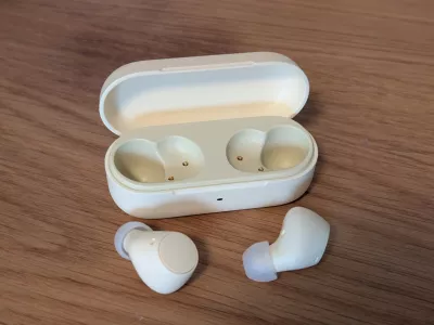 Slu&scaron;alke wf-c510 na prvi pogled ne delujejo nič posebnega, so pa izredno udobne in ponujajo kvaliteten zvok za konkurenčno ceno.