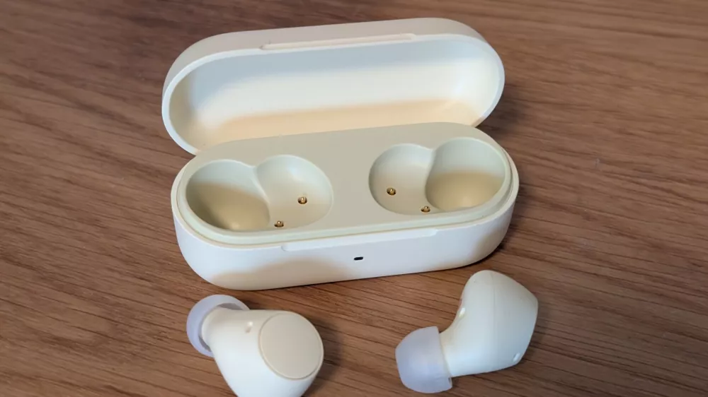 Slu&scaron;alke wf-c510 na prvi pogled ne delujejo nič posebnega, so pa izredno udobne in ponujajo kvaliteten zvok za konkurenčno ceno.