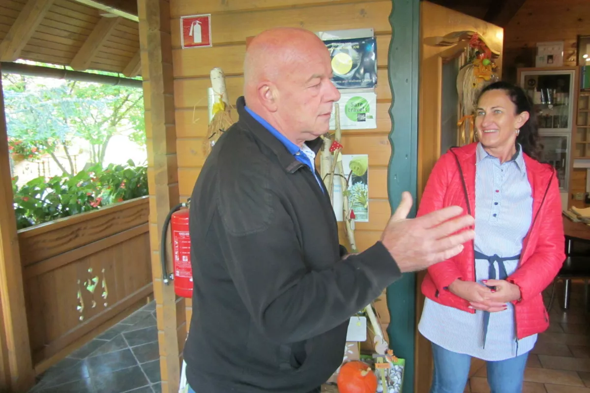 Gozd in pridne mizarske roke stojijo za prestižno investicijo v turizem na način Ur&scaron;ke in Franca Reberčnik. Ko sta presegla vrednost 2,5 milijonov evrov, stro&scaron;kov nista več beležila.