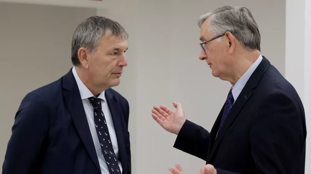Ljubljana, URI Soca.Obisk predsednika vlade Roberta Goloba in zunanje ministrice Tanje Fajon v URI Soca, kjer se zdravijo otroci in mladostniki iz Gaze.Generalni sekretar UNRWA Philippe Lazzarini in predsednik programskega sveta Ustanove pustimo jim sanje - Fundacija Danila Turka Danilo Turk.