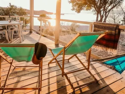 Kamp Omi&scaron;alj je prvi kamp na otoku Krk, samo dober kilometer je oddaljen od mostu in tudi od centra kraja Omi&scaron;alj. F avtokampi.si