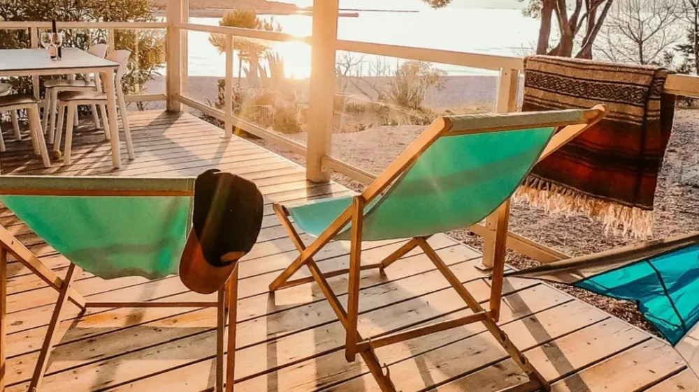 Kamp Omi&scaron;alj je prvi kamp na otoku Krk, samo dober kilometer je oddaljen od mostu in tudi od centra kraja Omi&scaron;alj. F avtokampi.si