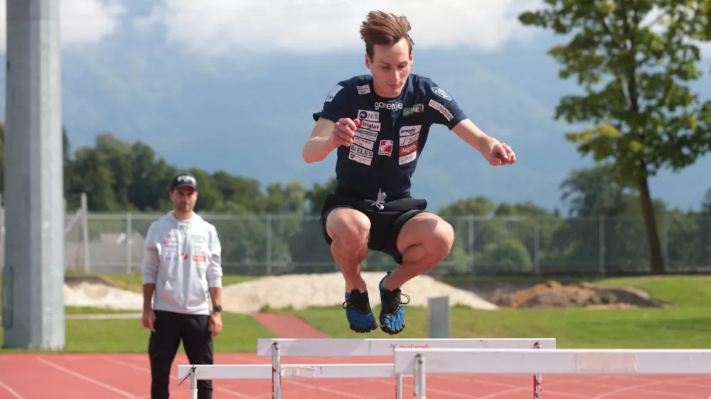 Selektor Robert Hrgota (v ozadju) je lani na zmagovalne tirnice vrnil tudi Domna Prevca. Foto:&nbsp; Bojan Velikonja