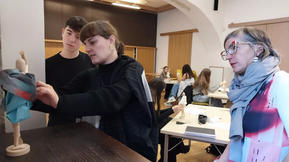 Mentorici Tanja Devetak (na desni) in Nika Ravnik, ki sta vsako delo dijakov strokovno ocenili, sta bili zadovoljni z videnim.&nbsp;&nbsp;Foto: Vesna Levičnik