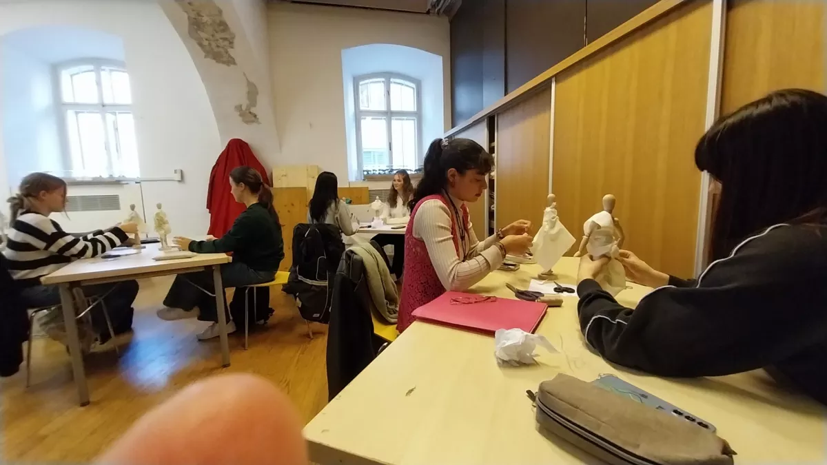 Dijaki tretjega letnika Srednje &scaron;ole za oblikovanje in fotografijo Ljubljana so se odzvali povabilu na delavnico, ki sta jo pripravili modni oblikovalki Tanja Devetak in Nika Ravnik. &nbsp;Foto: Vesna Levičnik