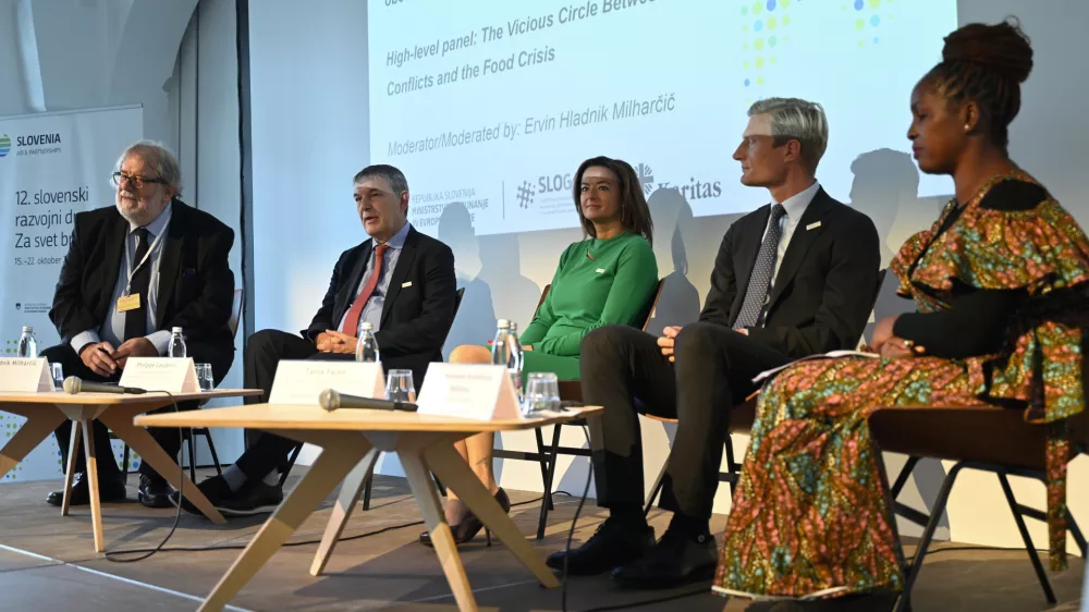 podpredsednica vlade in ministrica za zunanje in evropske zadeve Tanja Fajon, generalni komisar Agencije Združenih narodov za pomoč in zaposlovanje palestinskih beguncev na Bližnjem vzhodu Philippe Lazzarininamestnik izvr&scaron;ne direktorice Svetovnega programa za hrano Carl Skau nacionalna koordinatorka Karitasa Malawi Chimwemwe Nyambose Ndhlovu21.10. 2024 Slovenski humanitarni forum in mednarodna konferenca v okviru Slovenskih razvojnih dniFOTO: Nik Erik Neubauer