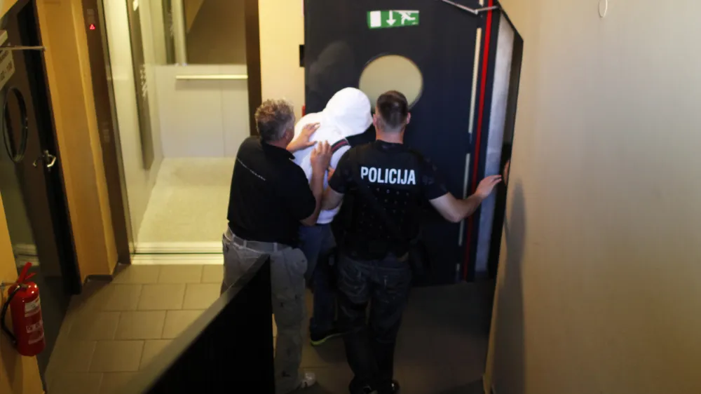 hi&scaron;na preiskava - Poljanska cesta 44 v Ljubljani. Aretacija- hi&scaron;ne preiskave 2012 - mednarodna kriminalistična preiskava povezana s prepovedano trgovino z drogami in orožjem - najobsežnej&scaron;a zaključna kriminalistična akcija v zgodovini samostojne Slovenije v kateri je sodelovalo okoli 350 policistov in kriminalistov - aretirali so 50 oseb in zasegli tudi veliko drog in orožja.- //FOTO: Jaka Gasar