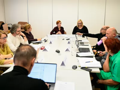 Včeraj&scaron;njo prvo sejo novega NSK sta obiskali tudi ministrica za kulturo dr. Asta Vrečko in generalna direktorica direktorata za razvoj kulturnih politik pri ministrstvu Tja&scaron;a Pureber. F Nik Erik Neubauer