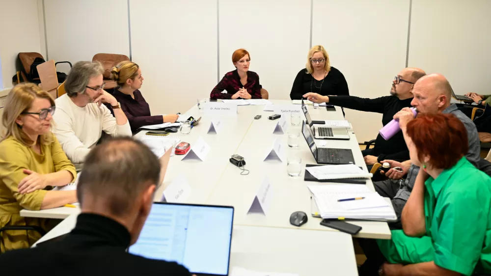 Včeraj&scaron;njo prvo sejo novega NSK sta obiskali tudi ministrica za kulturo dr. Asta Vrečko in generalna direktorica direktorata za razvoj kulturnih politik pri ministrstvu Tja&scaron;a Pureber. F Nik Erik Neubauer