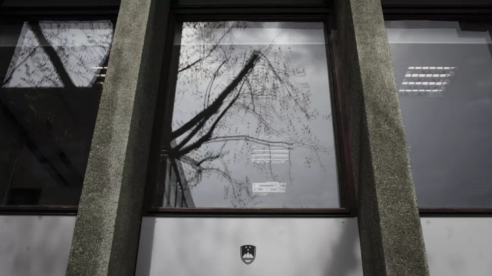 - simbolična fotografija - notarji - notar - notarka - Notarska zbornica ///FOTO: Luka Cjuha