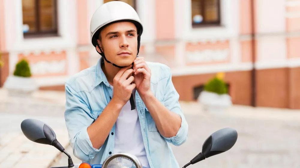 Čelada na fotografiji je bolj za okras kot za resno za&scaron;čito. / Foto: Istock