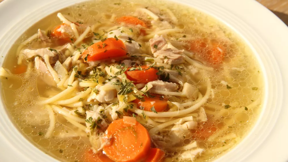 a delicious chicken soup with carrots on the table as a background / Foto: Mark Hochleitner
