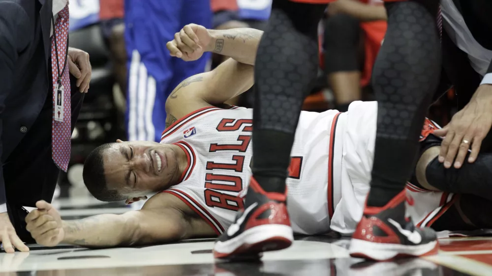 Chicago Bulls guard Derrick Rose (1) reacts after an injury during the fourth quarter of &nbsp;Game 1 in the first round of the NBA basketball playoffs against the Philadelphia 76ers in Chicago, Saturday, April 28, 2012. The Bulls won 103-91. (AP Photo/Nam Y. Huh) / Foto: Nam Y. Huh