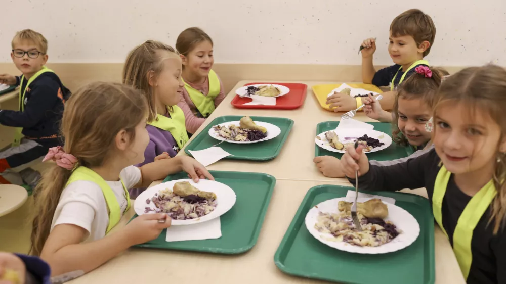8.11.2024 - O&Scaron; Tone Čufar - osnovna &scaron;ola - &scaron;olska prehrana - kosilo - prvo&scaron;olčki - &scaron;olarji - slovenska hrana - jedilnicaFOTO: LUKA CJUHA / Foto: Luka Cjuha