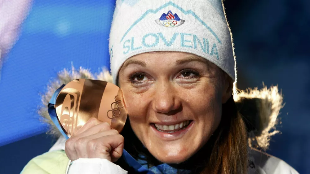 Bronze medallist Petra Majdic of Slovenia poses during the medal ceremony for the women's cross-country skiing individual sprint classic competition at the Vancouver 2010 Winter Olympics, in Whistler, British Columbia, February 17, 2010. REUTERS/Leonhard Foeger (CANADA) / Foto: Leonhard Foeger