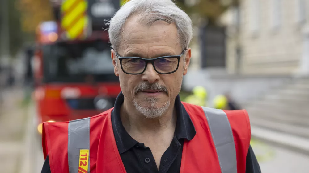Ljubljana, Narodni muzej Slovenije.Vaja evakuacije iz objekta v organizaciji Narodnega muzeja Slovenije, Prirodoslovnega muzeja Slovenije, Slovenskega muzejskega drustva in Zavoda za varstvo kulturne dediscine Slovenije skupaj z Gasilsko brigado Ljubljana, Policijsko upravo Ljubljana, ministrstvom za kulturo in drzavnim zborom.Konzervator, restavrator in vodja varnosti v Narodnem muzeju Slovenije Gorazd Lemajic.