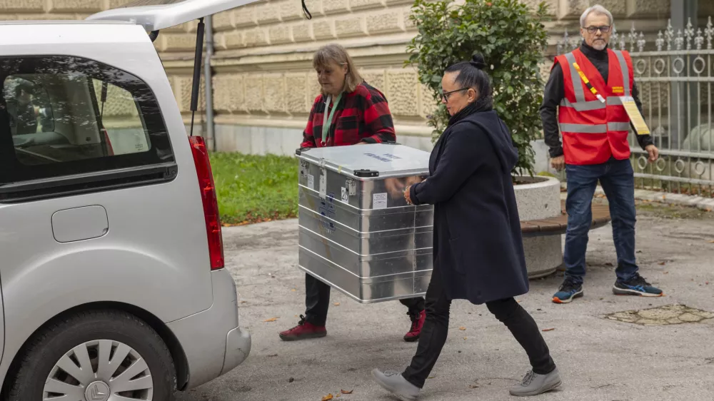 Ljubljana, Narodni muzej Slovenije.Vaja evakuacije iz objekta v organizaciji Narodnega muzeja Slovenije, Prirodoslovnega muzeja Slovenije, Slovenskega muzejskega drustva in Zavoda za varstvo kulturne dediscine Slovenije skupaj z Gasilsko brigado Ljubljana, Policijsko upravo Ljubljana, ministrstvom za kulturo in drzavnim zborom.