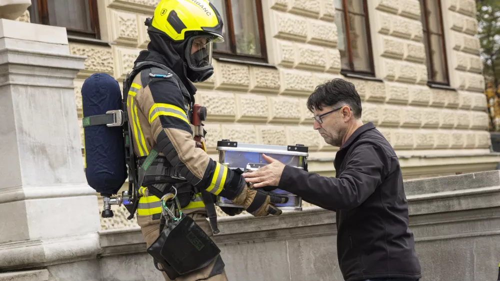 Ljubljana, Narodni muzej Slovenije.Vaja evakuacije iz objekta v organizaciji Narodnega muzeja Slovenije, Prirodoslovnega muzeja Slovenije, Slovenskega muzejskega drustva in Zavoda za varstvo kulturne dediscine Slovenije skupaj z Gasilsko brigado Ljubljana, Policijsko upravo Ljubljana, ministrstvom za kulturo in drzavnim zborom.